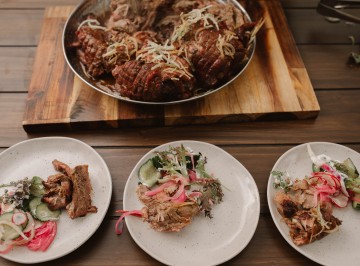 Lamb station:<br />
Lamb shoulder, preserved lemon & black garlic presse<br />
Field cucumber salad with smoked yogurt, radish and fennel<br />

