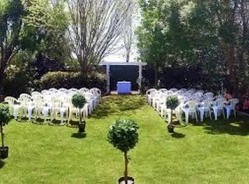 Located near Kaiapoi, Christchurch and perfect for a wedding. With a beautiful acre and a half of gardens, a pavilion perfect for a ceremony, this is truly a charming spot for a wedding. 