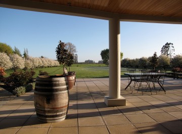 Located 15 minutes out of Christchurch, Harpers Homestead has the wow factor. With accommodation on site, it is beautiful, convenient and unique. Harper’s provides copious back drops for stunning photos to create memories for a lifetime.