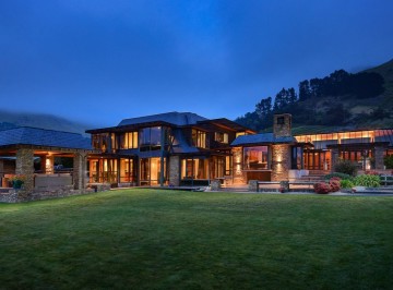 Alluring as ever, Horotane Lodge is just that. With the ability to place a marquee out the front for your event and accommodation for up to 14 guests. Located at the bottom of the Port Hills in Christchurch, you’ll feel like you’ve travelled to a gorgeous ski lodge in Europe. 