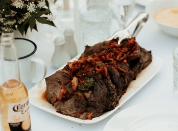 <br />
Wakanui beef with piquant green sauce, crispy fried onion and jus.<br />
