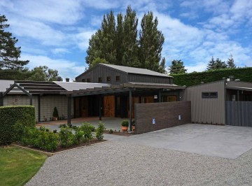 Lacebark is new to Christchurch venues but boasting absolutely gorgeous gardens and a purpose built venue to boot. Seating up to 120 guests, Marian and Lindsay have created an idyllic venue. Located just North of Christchurch it should be one to consider. 