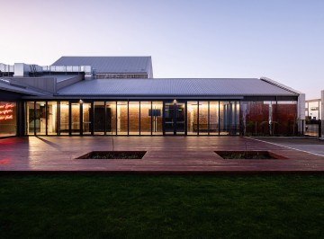 A beautiful and comfortable space, fully equipped and suitable for any event. The auditorium can be made to suit a variety of sized events, with seating up to 500 people, and a venue capacity of up to 700 people. For dinners the space can hold 250 - 300 people seated depending on the location/use of a band or dance floor.  <br />
https://majesticondurham.nz/