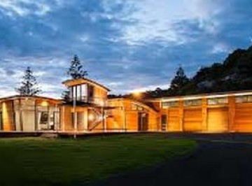 Dreaming of a beach wedding or need space for your cocktail event? Sumner surf lifesaving club’s architecturally built space sits a step away from the beach. With a deck that wraps around the front of the building, the indoor-outdoor flow is incomparable. 